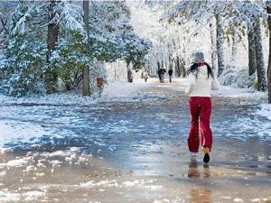 Обзор и советы по выбору кроссовок для бега по снегу и льду